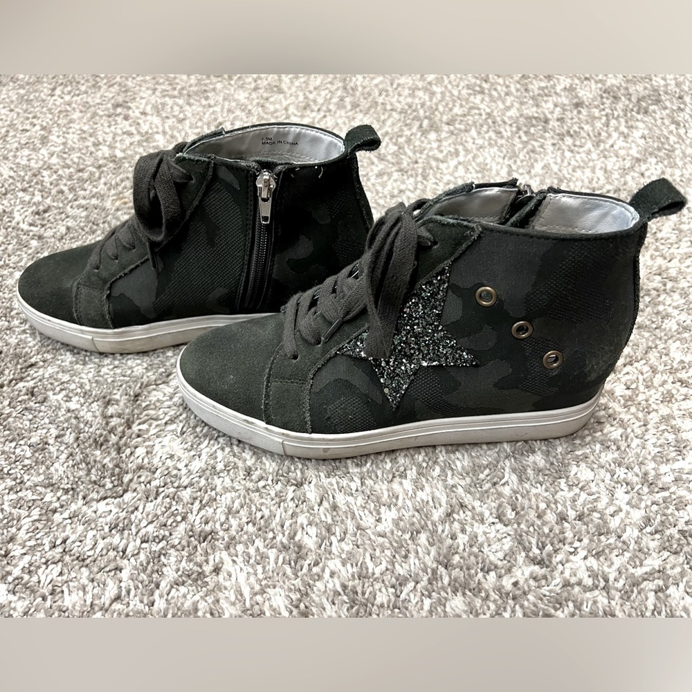 Steve Madden Size 7.5 Wedge Sneakers with Glitter Star and Grommet Details EUC